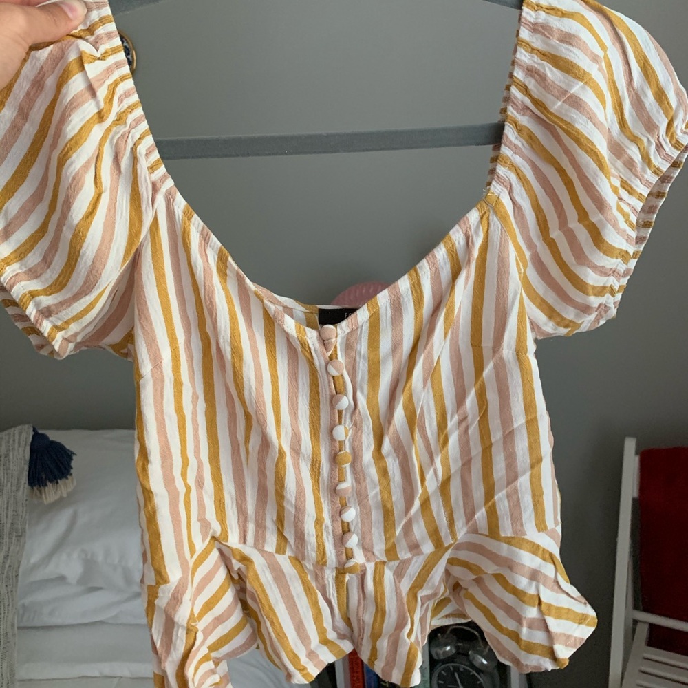 Puff sleeve button top